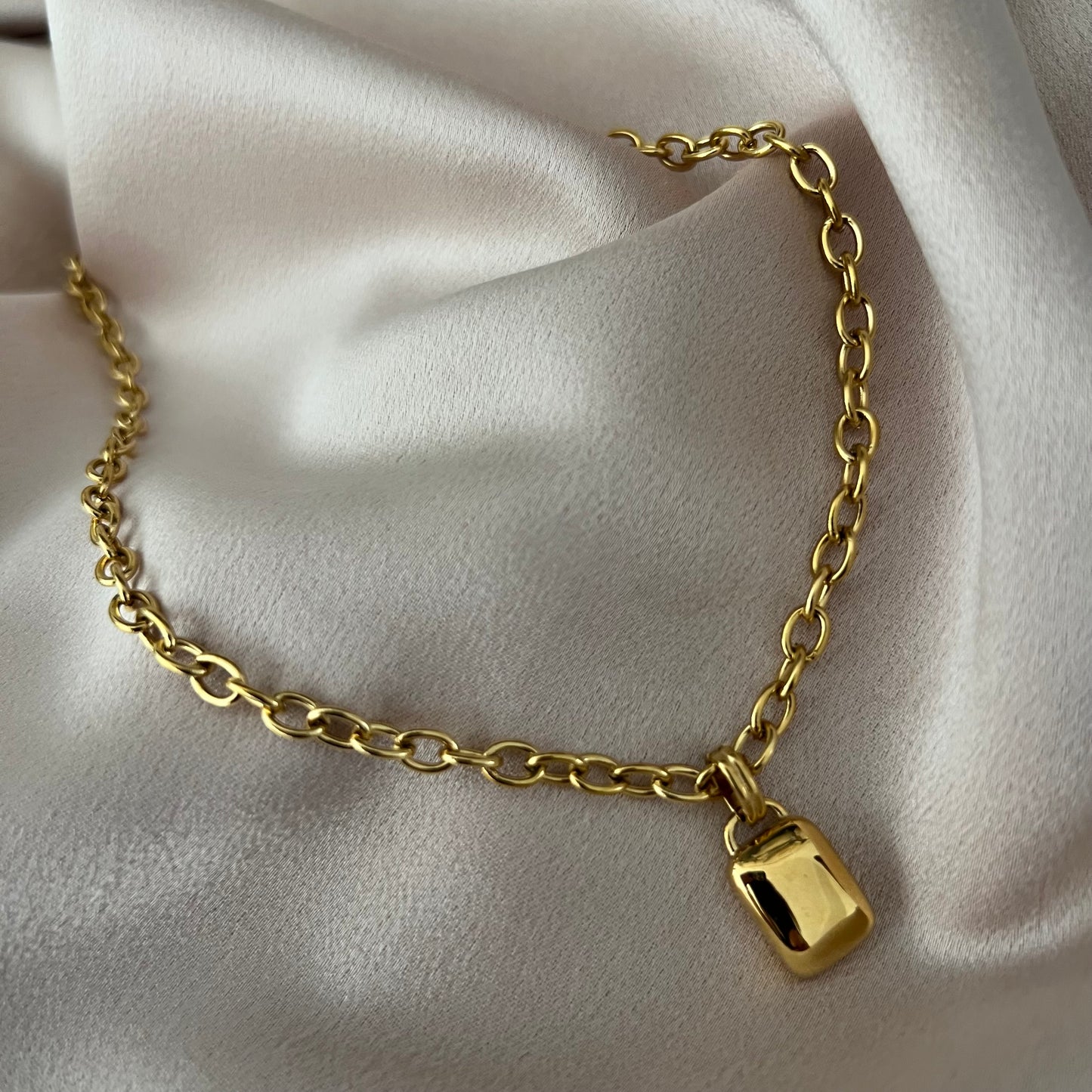 Davinia Pendant Necklace