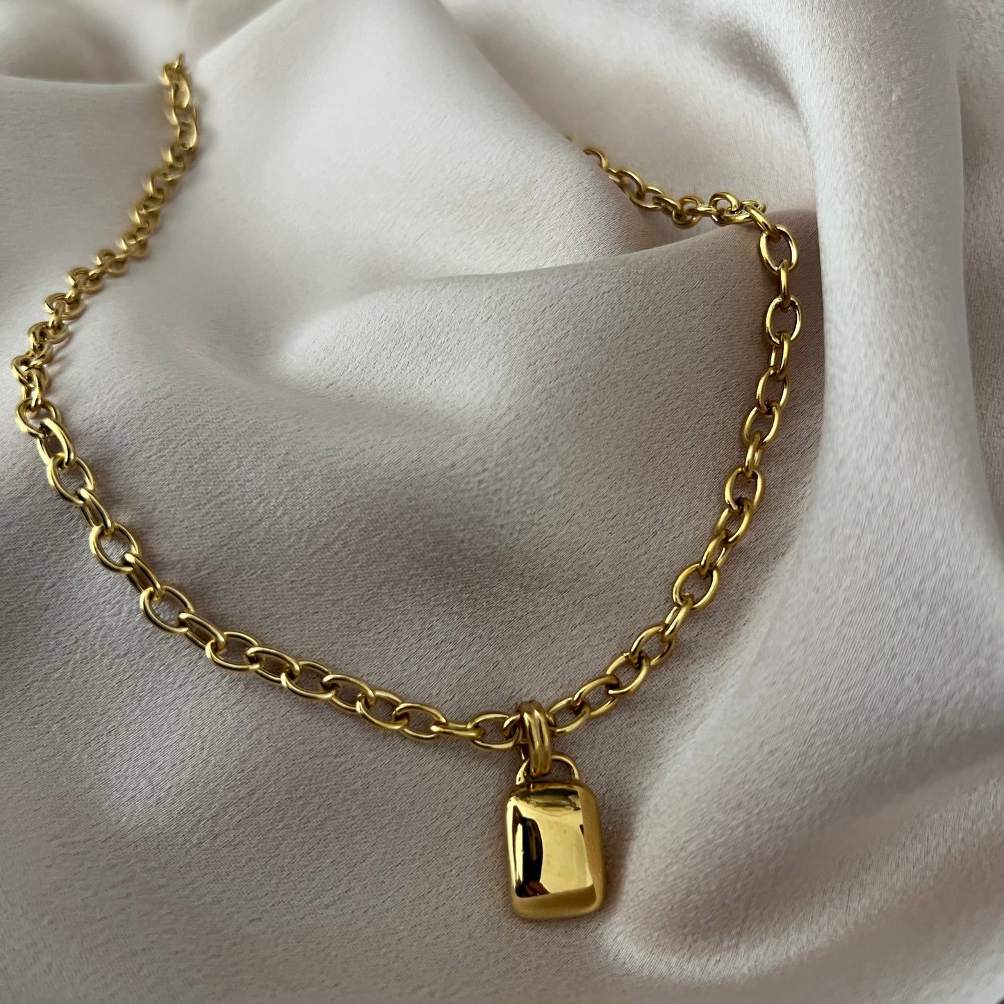 Davinia Pendant Necklace