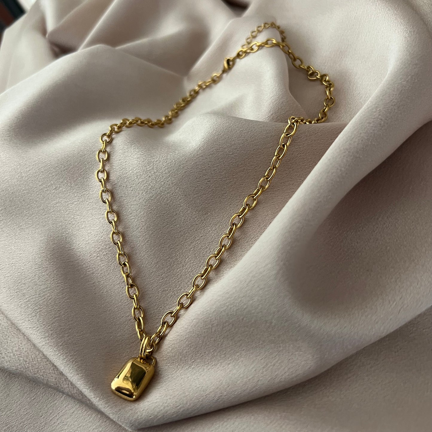 Davinia Pendant Necklace