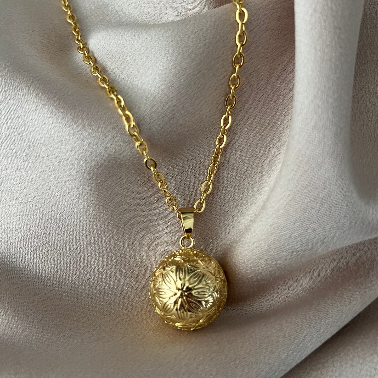Posie Bola Pendant