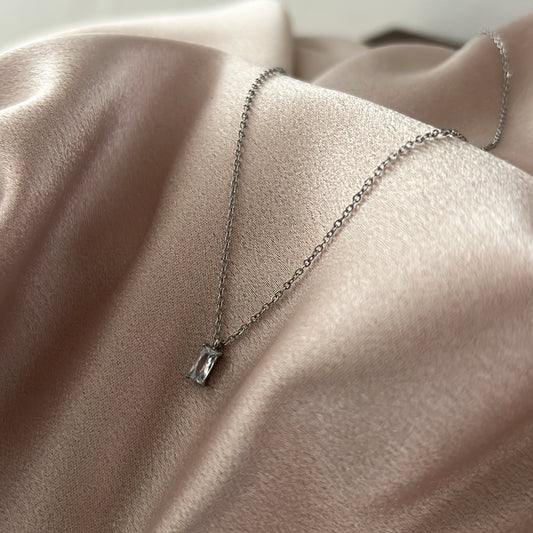 Elle Pendant Necklace